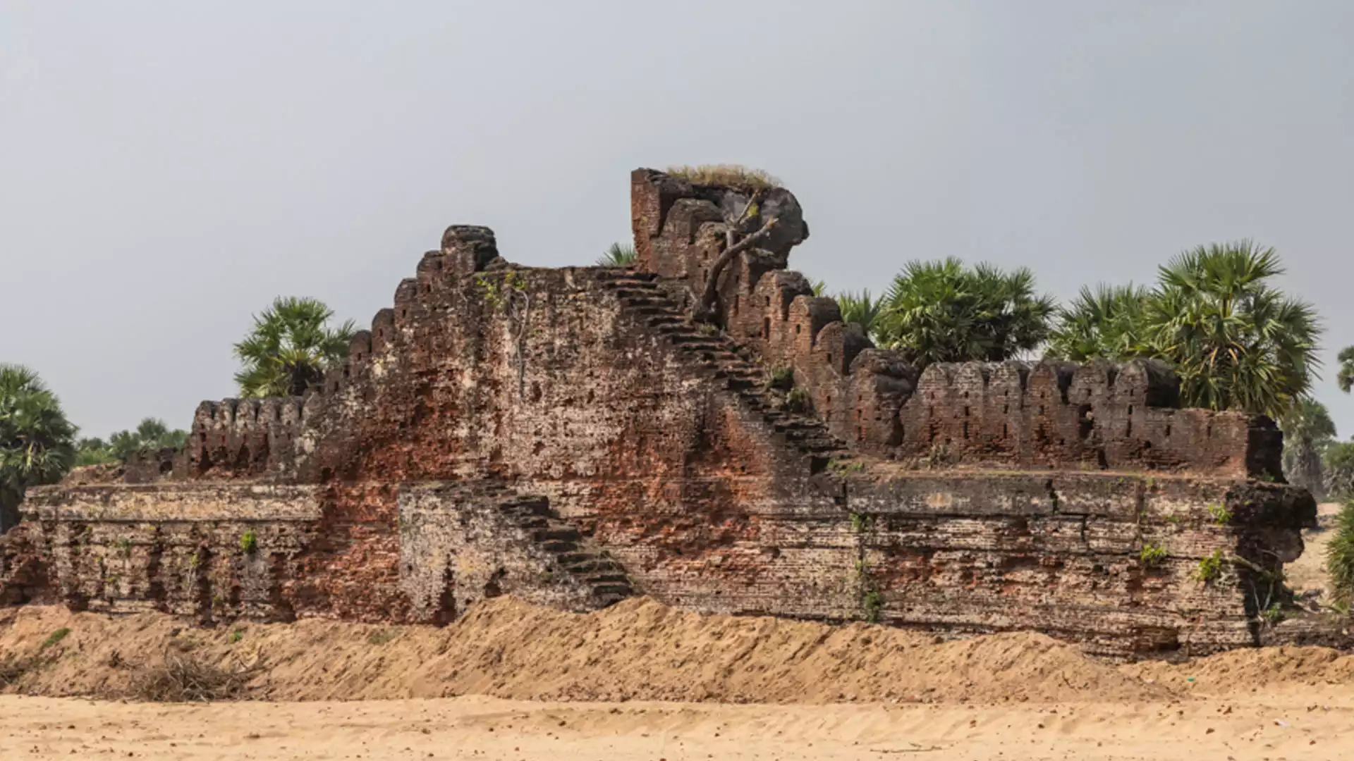 Alamparai Fort 