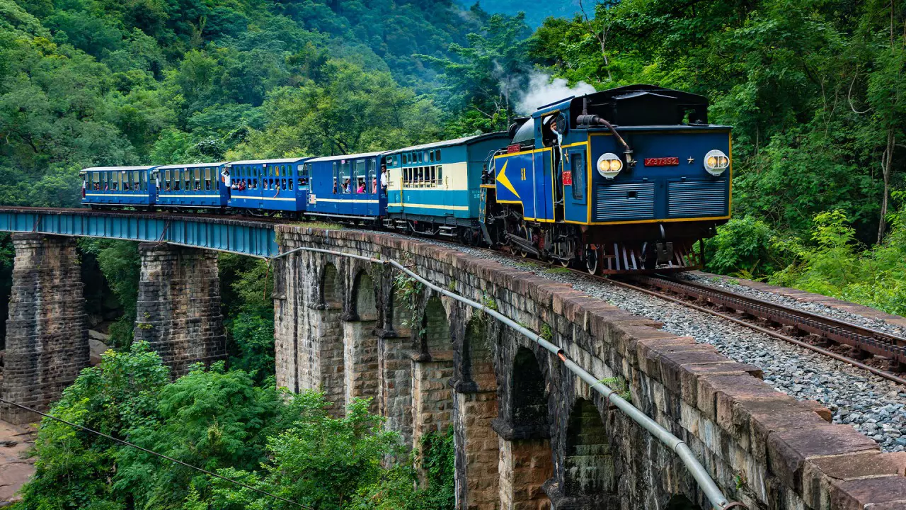 places to visit in ooty toy train