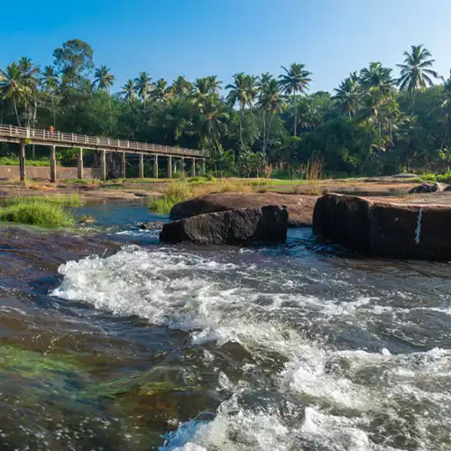 மாத்தூர் தொங்கு பாலம்